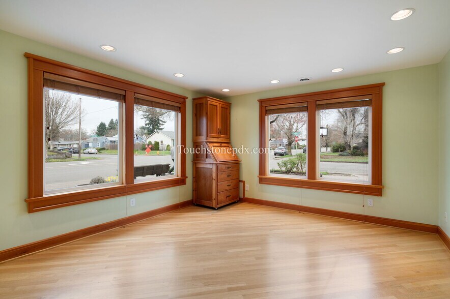 More Photos Of 685 Portland Ave, Gladstone Medical For Lease