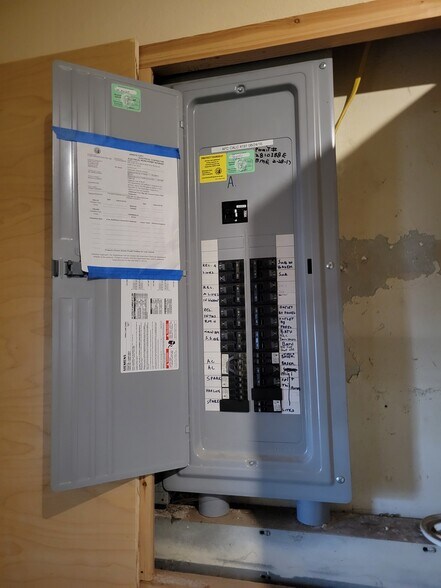 More Photos Of 909 6th St, Clarkston Storefront Retail Office For Lease