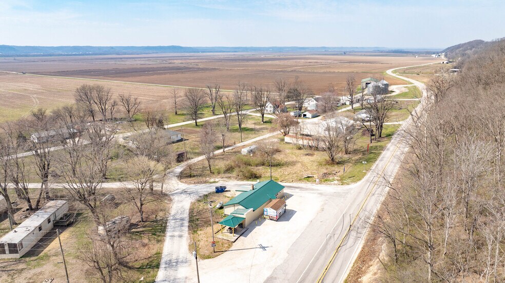 More Photos Of 20861 IL-100, Fieldon Specialty For Sale