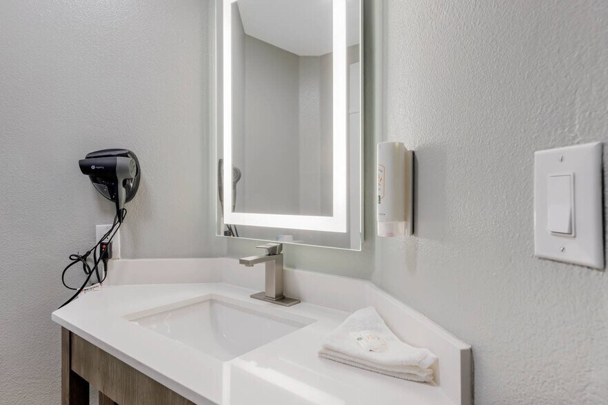 More Photos Of 412 US-70, Ruidoso Hotel For Sale