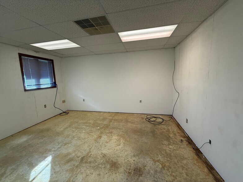 More Photos Of 2314 N 5th St, Niles Showroom For Lease