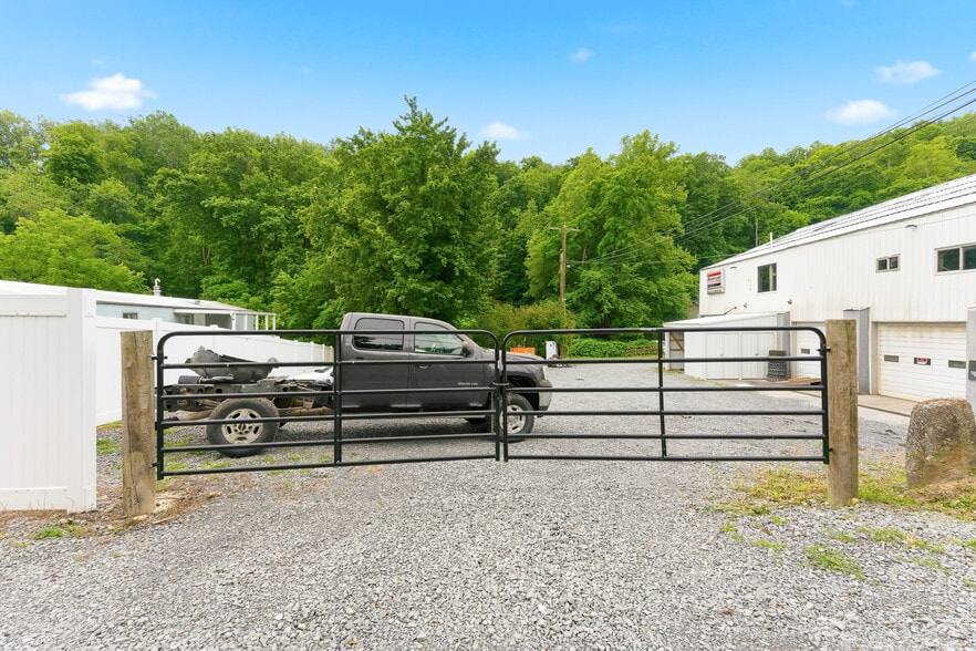 More Photos Of 622 Blue Horizon Dr, Morgantown Auto Repair For Sale