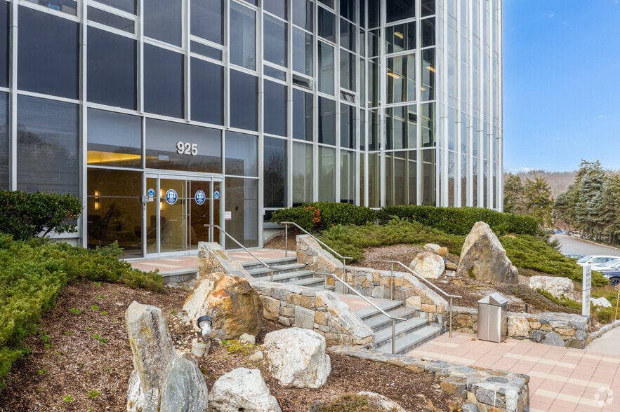 More Photos Of 925 Westchester Ave, White Plains Office For Lease