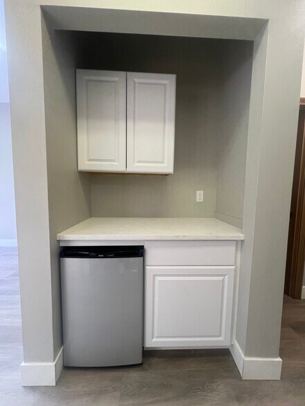 More Photos Of 1375 Kemper Meadow Dr, Forest Park Office Residential For Lease