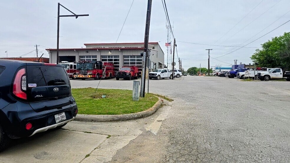 More Photos Of 212 N Church St, Jacksboro Warehouse For Sale