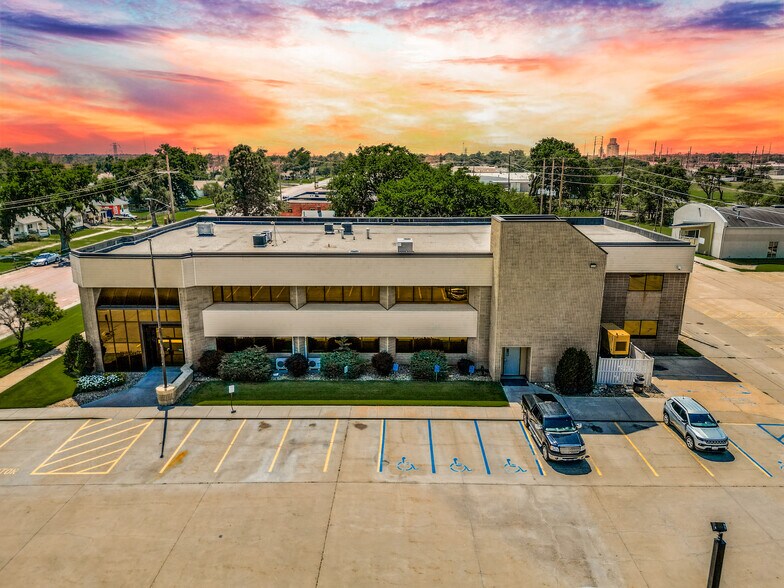 Primary Photo Of 500 W 1 St Ave, Hutchinson Office For Sale