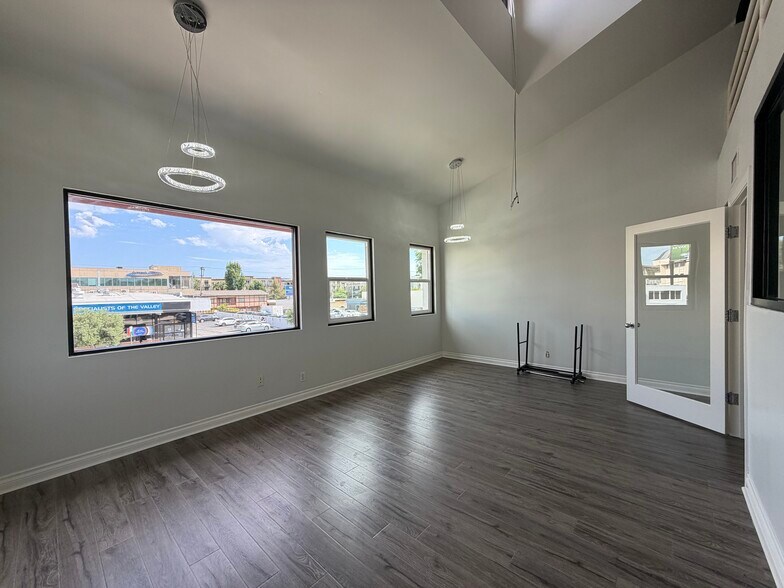 More Photos Of 22124 Ventura Blvd, Woodland Hills Office For Lease