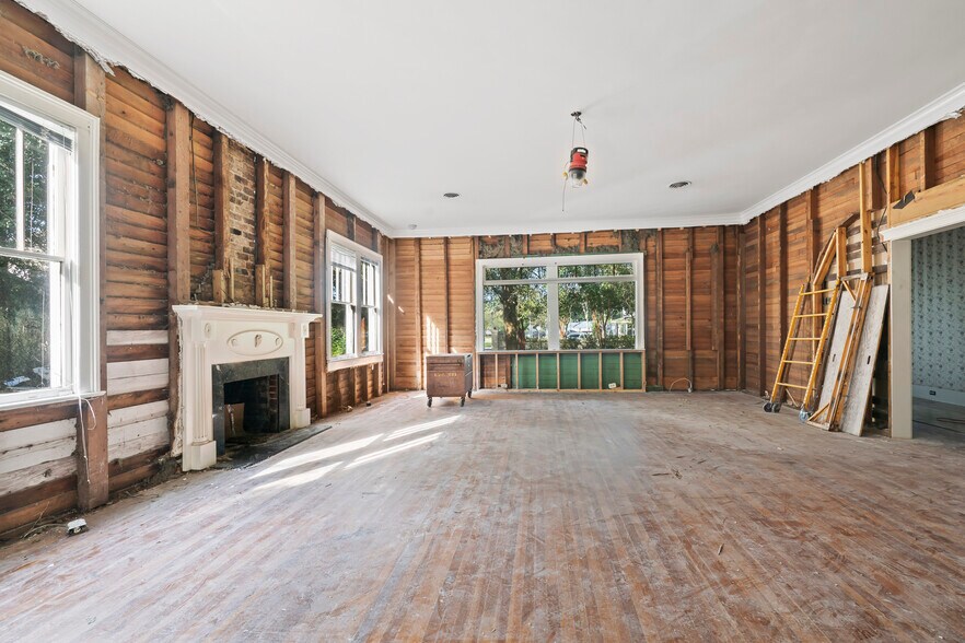 More Photos Of 752 N Columbia St, Covington Office Residential For Sale