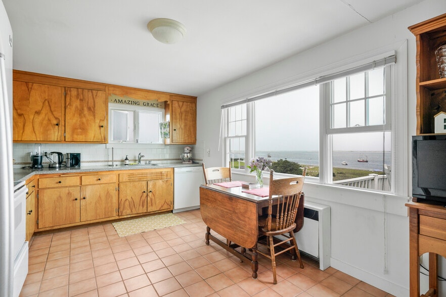 More Photos Of 196 Shore Rd, Chatham Hotel For Sale