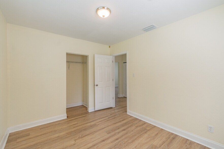 More Photos Of 2706 Stallone Dr, Tampa Office Residential For Lease