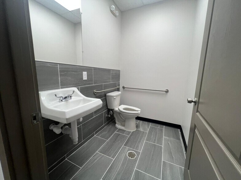 More Photos Of 600 E Amber St, San Antonio Medical For Lease
