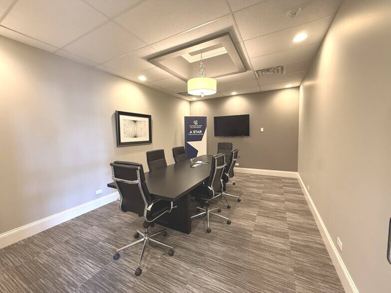 More Photos Of 777 E Algonquin Rd, Algonquin Storefront Retail Office For Lease