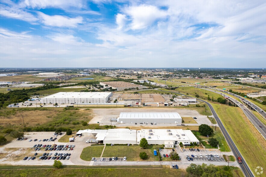 More Photos Of 1500 W Interstate 35, Denton Flex For Lease