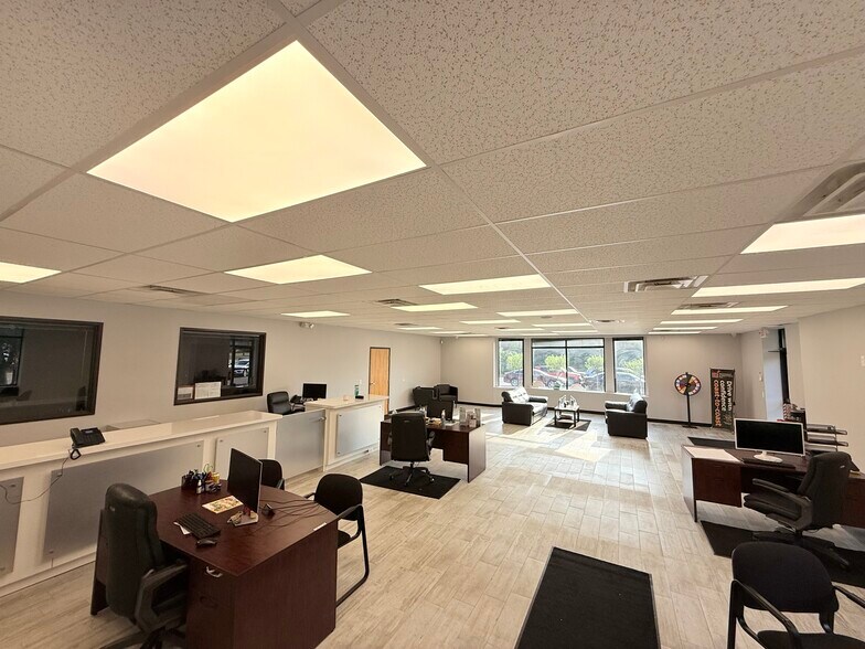 More Photos Of 28975 Grand River Ave, Farmington Hills Auto Dealership For Sale