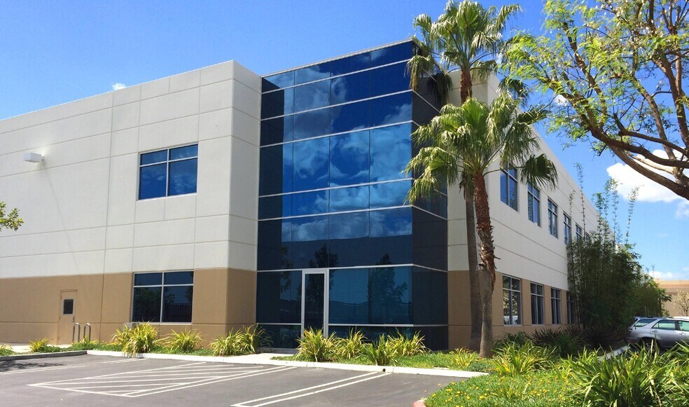 More Photos Of 14300-14320 Arminta St, Panorama City Manufacturing For Lease