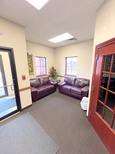 More Photos Of 1015 E Broadway St, Altus Medical For Lease