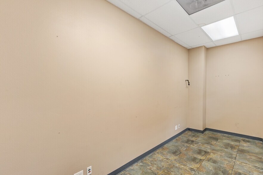 More Photos Of 1120 Commercial Blvd N, Arlington Warehouse For Sale
