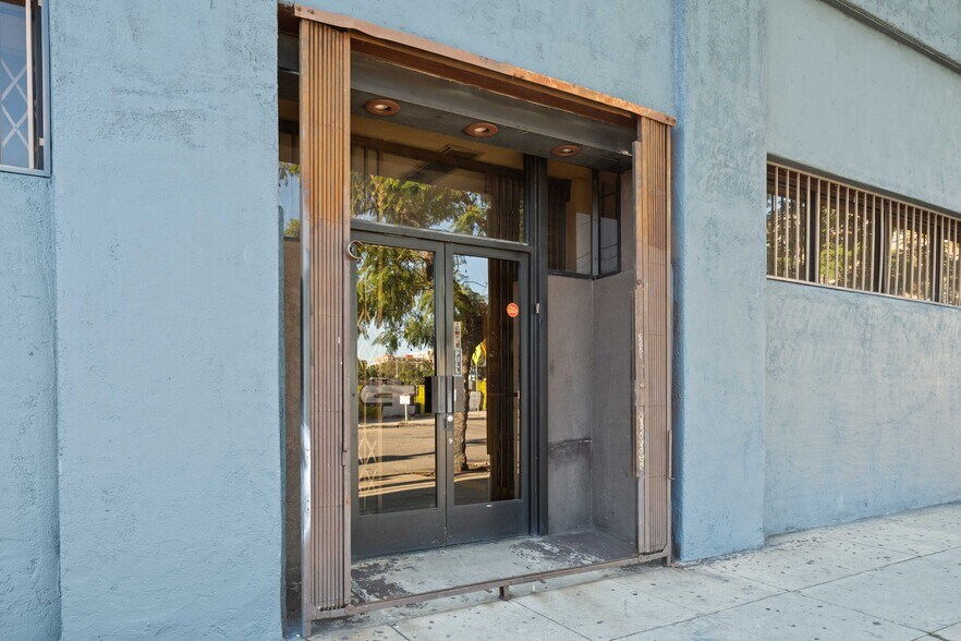 More Photos Of 1421 S Hill St, Los Angeles Warehouse For Lease