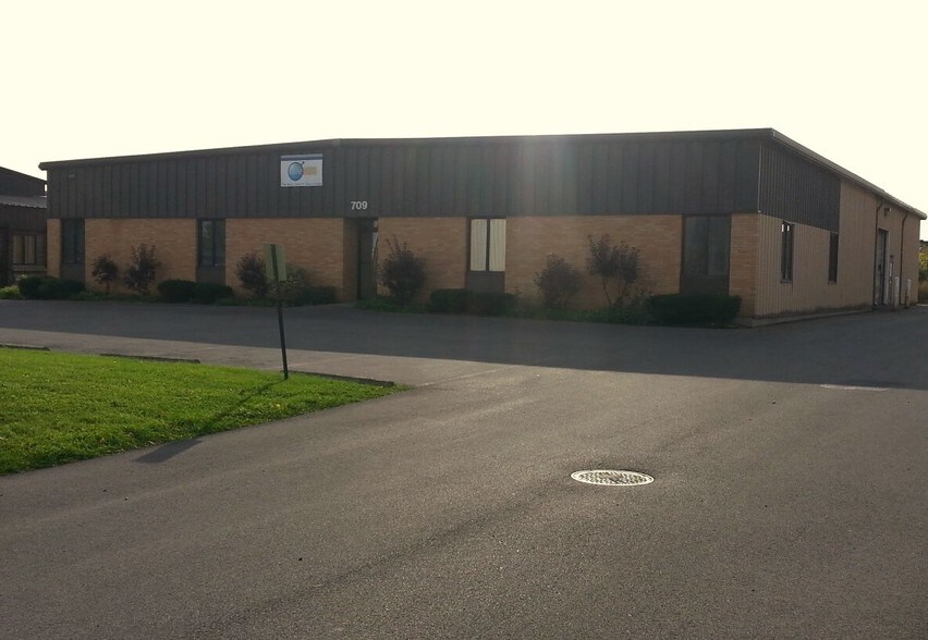 More Photos Of 709 Erie Blvd W, Syracuse Office For Lease