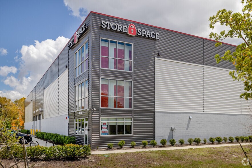 More Photos Of 2320 E Mall Dr, Fort Myers Warehouse For Lease