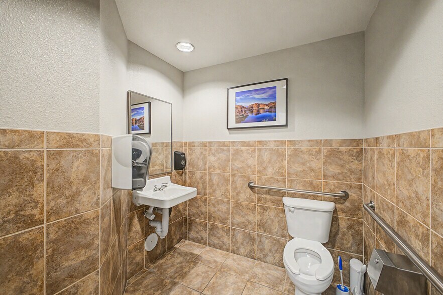 More Photos Of 6262 E Broadway Rd, Mesa Medical For Lease