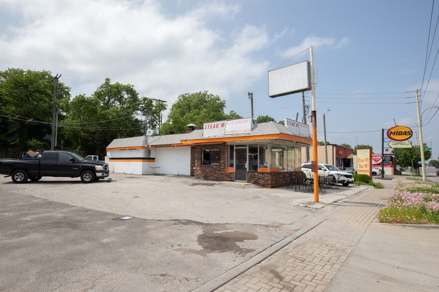 More Photos Of 7702 Troost Ave, Kansas City Restaurant For Sale