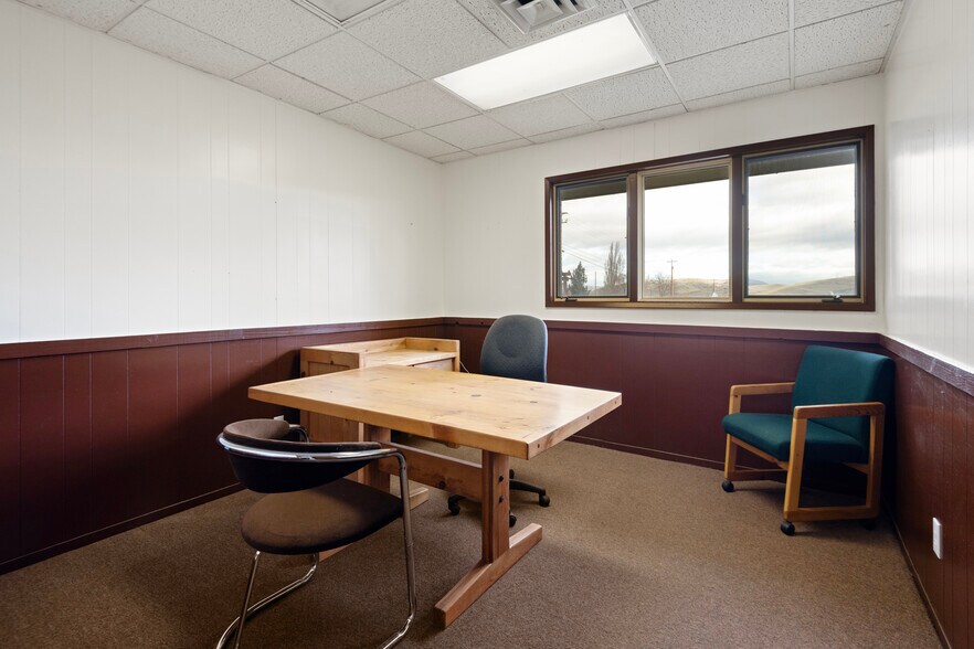 More Photos Of 615 Timber Ln, Maupin Office For Sale