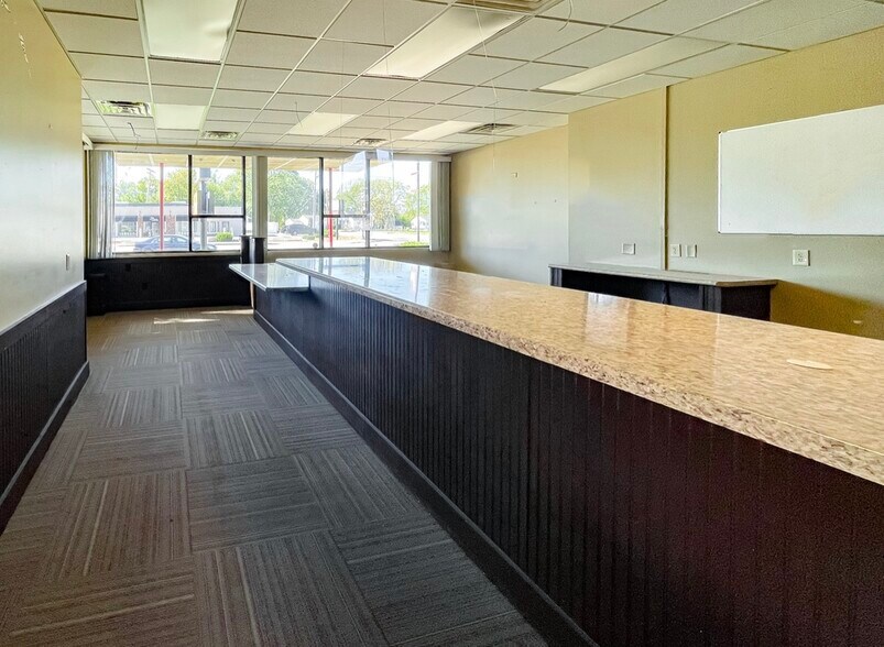 More Photos Of 530 S Main St, Bourbonnais Showroom For Sale