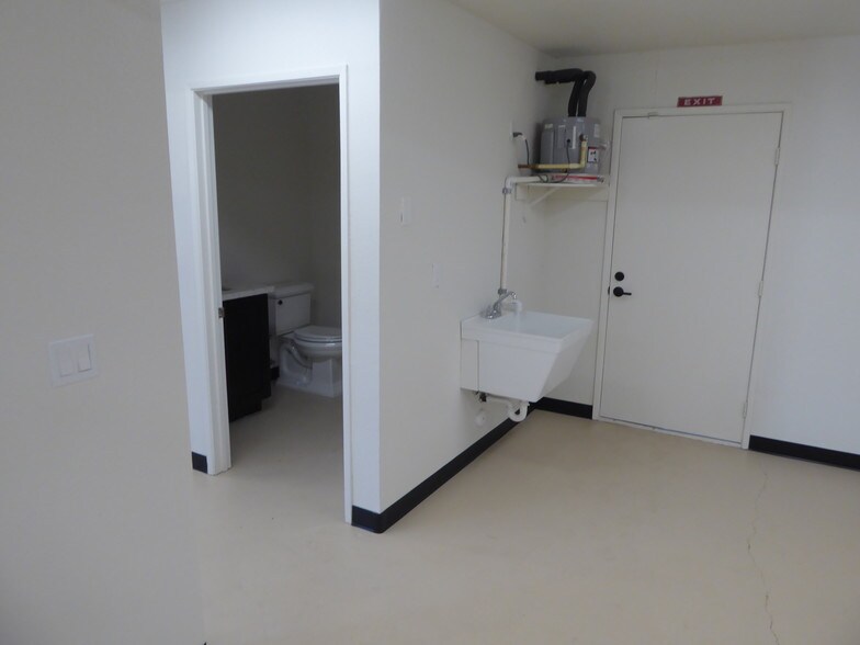 More Photos Of 1540 Pioneer Way, El Cajon Light Distribution For Lease