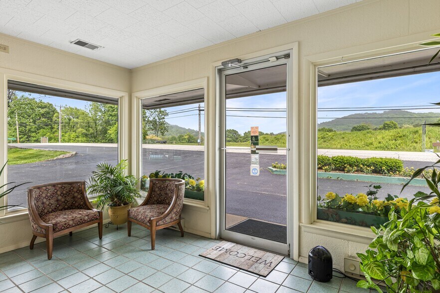 More Photos Of 310 S McCune St, Pilot Knob Hotel For Sale