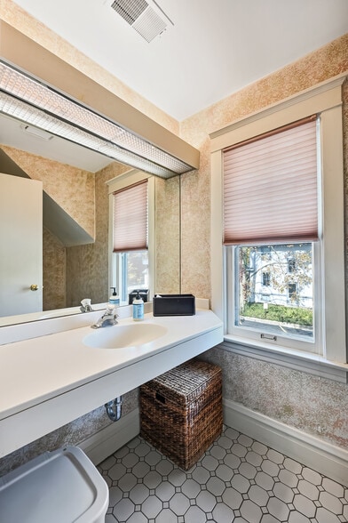 More Photos Of 15 N Lincoln St, Hinsdale Office For Sale