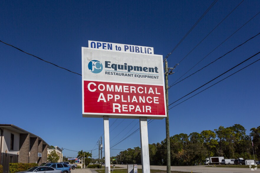 More Photos Of 10880 Metro Pky, Fort Myers Warehouse For Lease