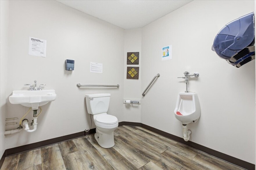 More Photos Of 1824 2nd Ave, Council Bluffs Office For Lease