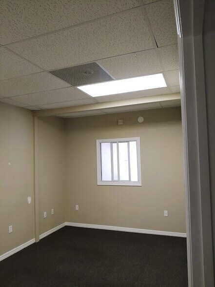 More Photos Of 8909 Regents Park Dr, Tampa Office Residential For Lease