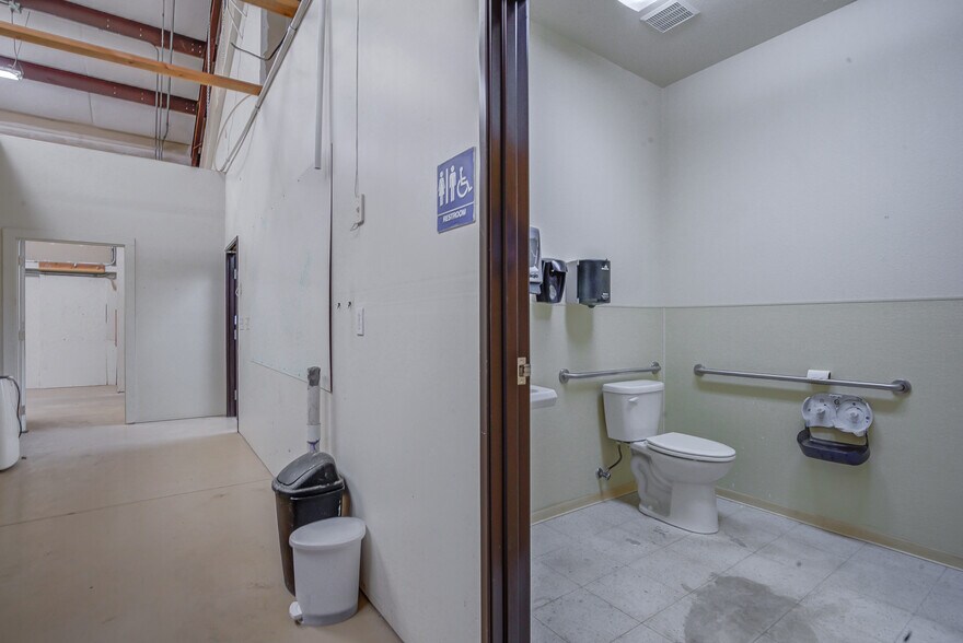 More Photos Of 1671 Zachi Way, Redding Industrial For Lease