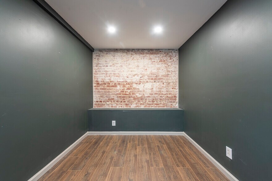 More Photos Of 34 N Logan St, Marion General Retail For Lease