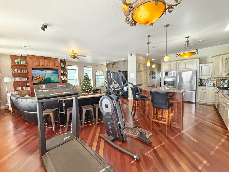 More Photos Of 112 N 2nd Ave W, Newton General Retail For Sale