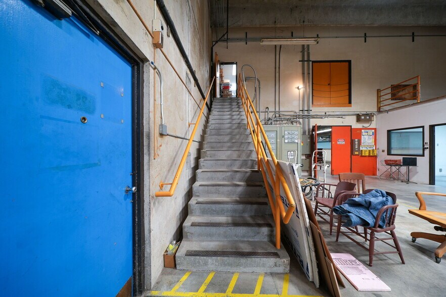 More Photos Of 1555-1557 SE Crystal Lake Dr, Corvallis Warehouse For Lease