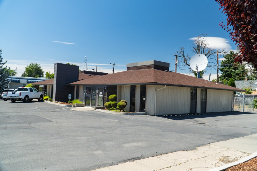 More Photos Of 1201 W Lincoln Ave, Yakima Movie Radio TVStudio For Sale