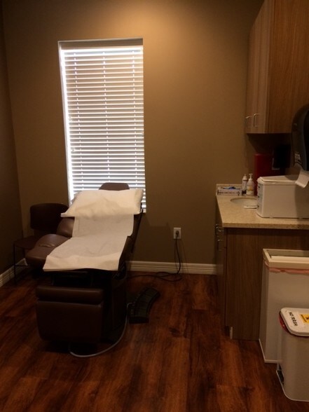 More Photos Of 2222 Greenhouse Rd, Houston Medical For Sale