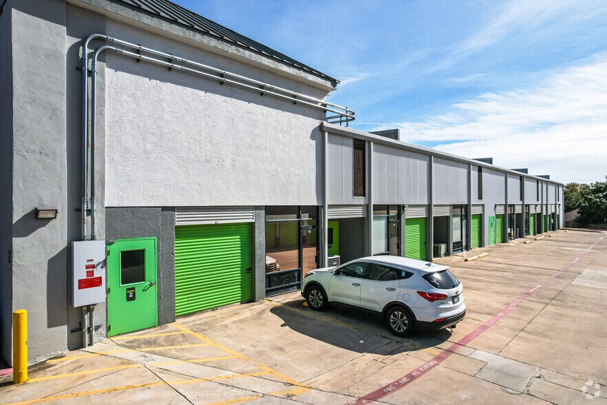 More Photos Of 202 N Loop 1604 W, San Antonio Self Storage For Lease