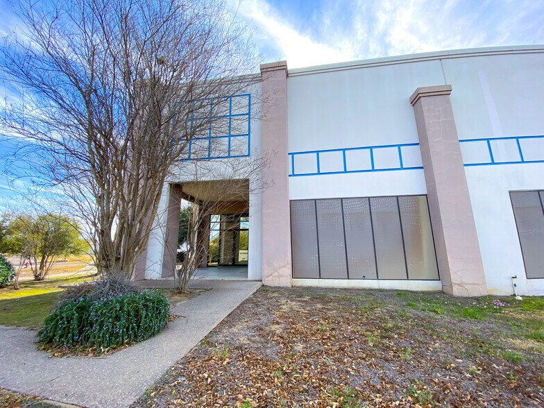 More Photos Of 801 Hallmark Dr, Laredo Warehouse For Lease