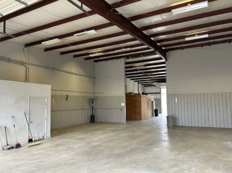 More Photos Of 1070 Pearl Dr, Bossier City Distribution For Lease
