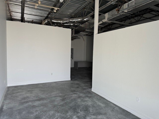 More Photos Of 7361 International Pl, Sarasota Showroom For Lease