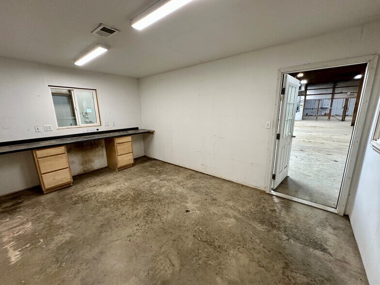 More Photos Of 2305 W Industrial Park Dr, Bloomington Warehouse For Lease