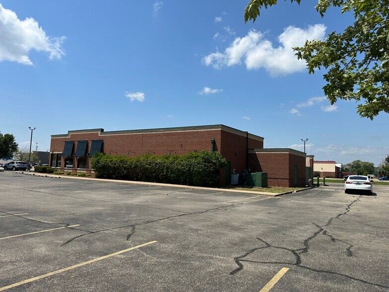 More Photos Of 900 Riverside Dr, East Peoria Restaurant For Sale