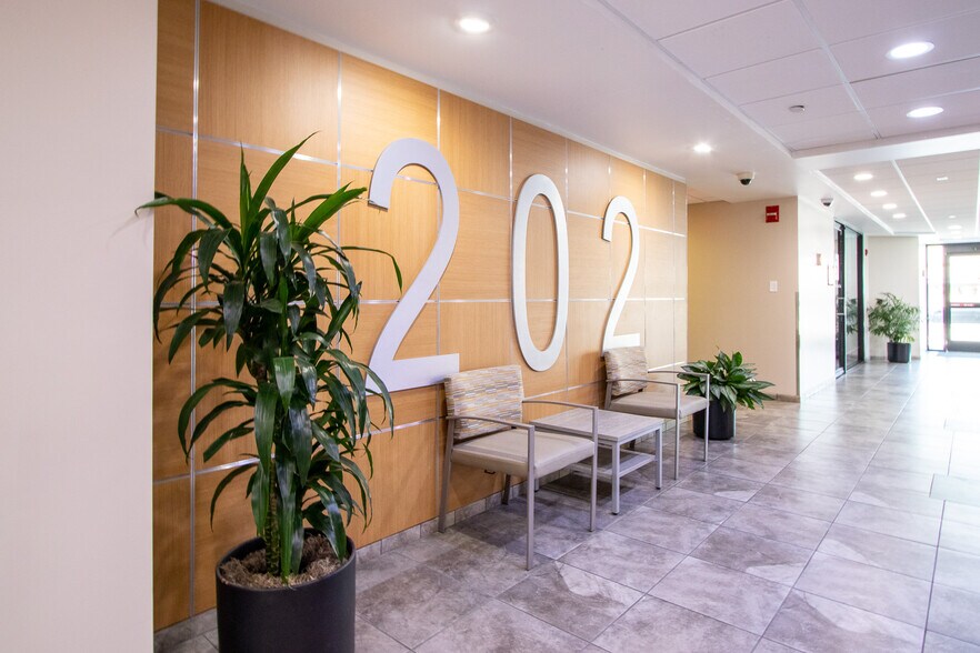 More Photos Of 202 E Earll Dr, Phoenix Medical For Sale