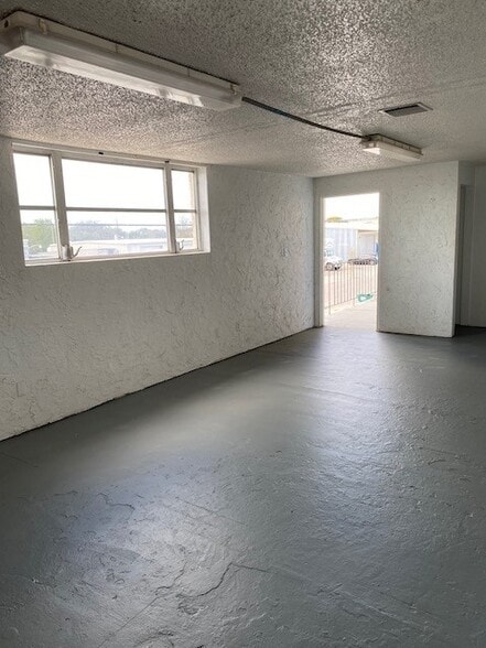 More Photos Of 5800 Houchin St, Naples Self Storage For Lease