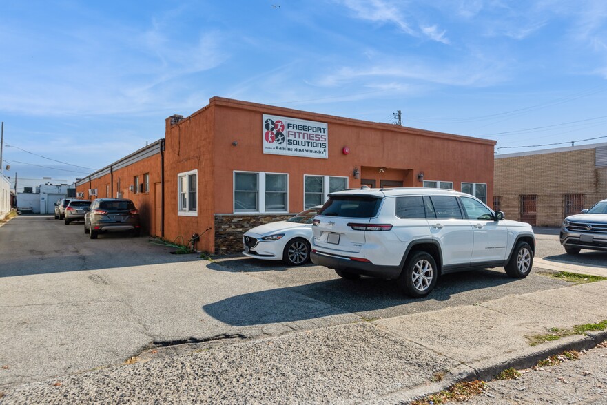 Primary Photo Of 27 Hanse Ave, Freeport Manufacturing For Sale