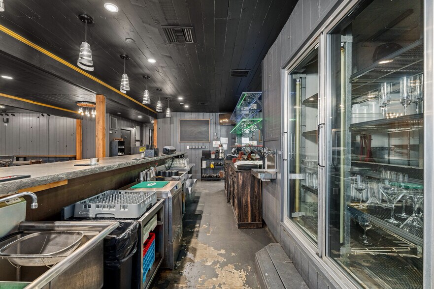 More Photos Of 2039 Redwood Ave, Grants Pass Restaurant For Sale